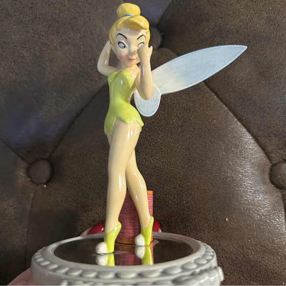 Royal Doulton Disney Showcase
PAN2 "PETER PAN / TINKER BELL" - Picture 4 of 9